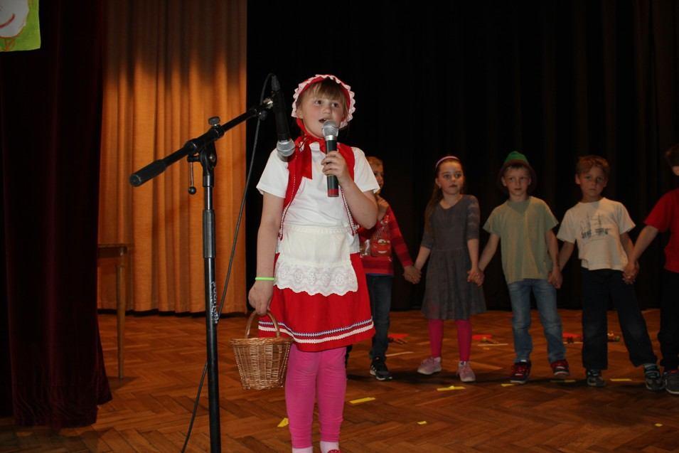 Besídku zahájil Hudebně pohybový kroužek s tanečním číslem, dále se se svým programem sestaveným z písní, básní a tanečků představily všechny čtyři třídy a závěr patřil