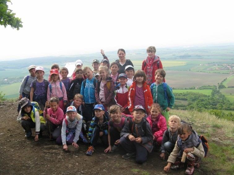 Výprava na Říp Ve čtvrtek 21. května se prvňáci a předškoláci z MŠ vydali po stopách praotce Čecha, aby při výstupu na Říp zhlédli zemi mlékem a strdím oplývající. Autobus nás dovezl do Ctiněvsi.