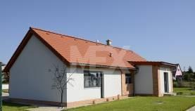 Prodej rodinného domu s restaurací a mezonetového bytu 3+kk. CP 1567 m2, v obci Pohřebačka - Opatovice nad Labem.