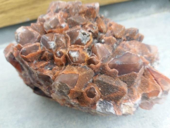 2.6 Příprava kamene ke zpracování Minerál, který jsme si vybrali k opracování, je nutné předem očistit. Ve většině případů stačí kámen odmočit a jemně očistit kartáčkem.