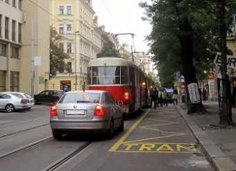 Pro účely tohoto ustanovení se tramvajová souprava považuje za jedno vozidlo. U společných zastávek tramvají a autobusů nebo trolejbusů může jít o dvě vozidla různého druhu.