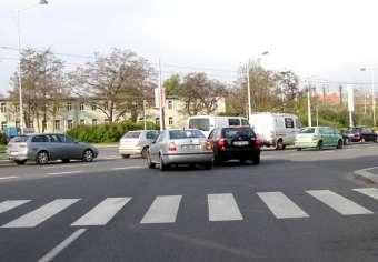 Ilustrační foto - řidiči vozidel stojících v koloně znemožňují průjezd křižovatkou: (4) Na příkaz dopravní značky Stůj, dej přednost v jízdě!