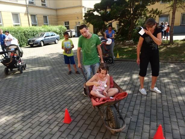 pedagogy sdružuje rodiče za účelem zlepšení vztahů mezi školou a veřejností,
