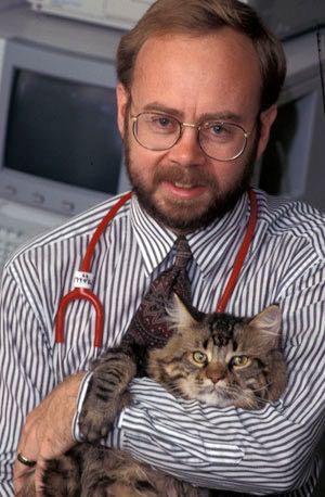 HISTORIE - KOČKY 1990 - Marcia Munro - chovatelka 2 kočky - diagnostikován šelest kardiologem (Joel Edwards) ECHO => SAM + zvětšený papilární sval O pár měsíců později = HCM Zjistila, že dalších 6