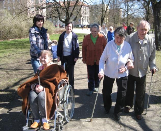 FYZIOTERAPIE Denní činnosti: Individuální cvičení (fyzioterapeutka se Vám věnuje osobně) (bez nářadí i s nářadím, pro uživatele mobilní, částečně mobilní, i zcela ležící) Co individuální cvičení