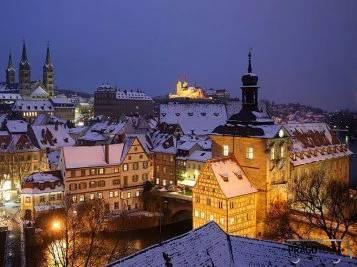 Nejstarší část města vystavěnou na sedmi kopcích představuje Bergstadt. Na každém z kopců se nachází jedna z dominant tou nejvýznamnější je bezesporu císařský dóm Sv. Petra a Jiří.