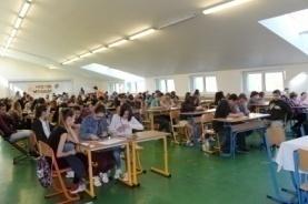 Již pošesté zasedly do soutěžních lavic dvojice žáků, aby se utkaly v plnění rozmanitých úkolů z anglického jazyka pod názvem Have Fun with English.