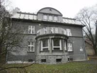 zaměřením na výpočetní techniku, Ekonomické lyceum se zaměřením na cestovní ruch a obor Podnikání v denní a dálkové formě. Ředitelkou školy byla PaedDr. Katarína Vrablová, zástupkyní ředitelky Ing.