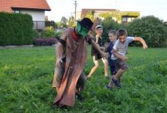 stavbě. Součástí tábora bylo dvoudenní putování, menší výlety po okolí, plavba na člunech.