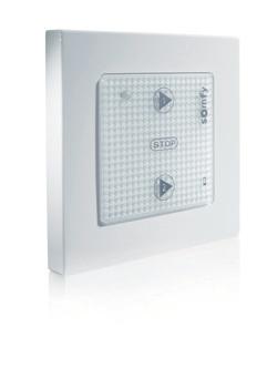Kompatibilní se škálou rámečků Smoove dodávaných zvlášť. Funguje na 1 baterii 3V CR2430 s indikátorem. Rozměry: 50 x 50 x 10 mm. Ref.