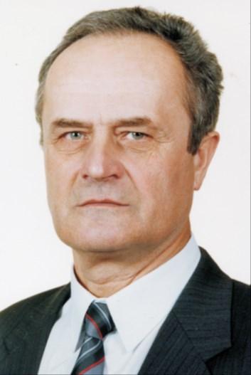 Na toto téma odevzdává v roce 1973 kandidátskou disertační práci Některé metody fotogrammetrie v hornictví, která zpracovává možnosti jednosnímkové fotogrammetrie při zaměřování podzemních komor.