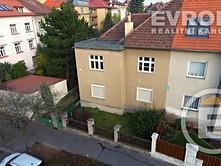 Dům je vhodný pro velkou rodinu či rozdělit na 3 bytové jednotky. Lze využít i jako sídlo firmy výborná dostupnost do centra. U domu je zděná garáž opět k rekonstrukci. Lze půdorysně rozšiřovat.