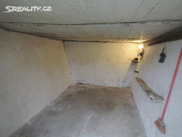 Garáž stojí na pozemku města Blanska. NABÍDKOVÁ CENA: 150 000 Kč 2) Svitavy, okres Svitavy, užitná plocha 18 m 2 Dvě přízemní garáže do osobního vlastnictví v blízkosti centra, ve Svitavách.