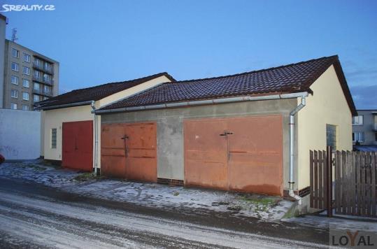STATIKUM s. r.o. 3462-197-2018 plechová garážová vrata. V garážích není zavedená elektřina.