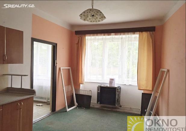 V přízemí domu jsou 2 průchozí pokoje, kuchyně, WC a koupelna, vstupní chodba, spíž, sklep. Podlahy jsou dřevěné, betonové, okna původní dřevěná.