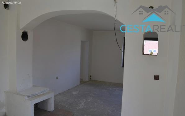 Boskovice. Dům je samostatně stojící a je cihlový. Celková plocha pozemku je 972 m2 a zastavěná plocha je 112 m2. Zahrada je rovinatá.