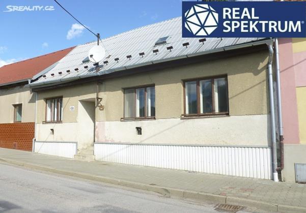 NABÍDKOVÁ CENA: 1 390 000 Kč 4) Lysice, okres Blansko, užitná plocha 80 m 2, celková výměra pozemku 147 m 2 Přízemní rodinný dům 2 + 1 v Lysicích v okrese Blansko.