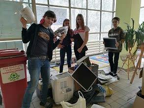 Sešly se zde staré monitory, klávesnice, mobily, rádia, rychlovarné konvice, elektrické hračky, fotoaparáty, nabíječky, sluchátka, ovladače, monočlánky.