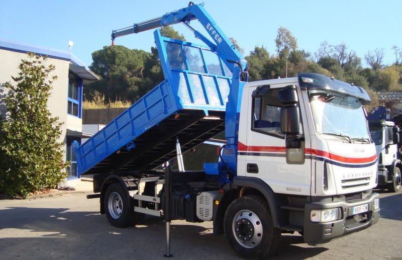 Obr. 10- Nákladní vůz s hydraulickou rukou IVECO EUROCARGO ML120E22K, zdroj: https://www.truck1.eu/trucks/tippers/iveco-eurocargo-ml120e22k-a1838248.