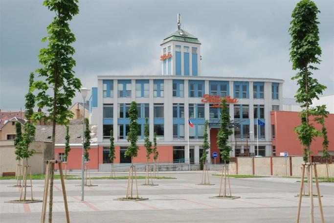 akci ani nedostanou. Snižuje se tak veliký potenciál, který Fabrika může nabídnout. Oproti minulému kulturnímu zařízení, které bylo ve Svitavách k dispozici se tudíž mnoho nezměnilo.