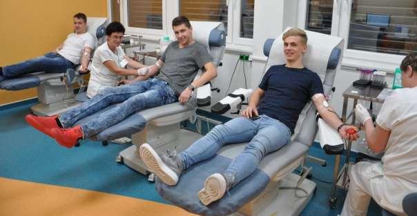 TŘICET STUDENTŮ PRŮMYSLOVKY DAROVALO SPOLEČNĚ KREV Kdy: 6. prosince 2017 Kde: nemocnice Vsetín O co šlo: Třicet studentů Střední průmyslové školy strojnické Vsetín se svými profesory Mgr.