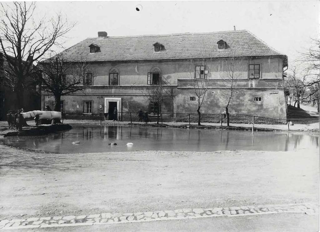 Místo spojené s legendami Hendlův dvůr, původně Šárecký dvorec, se nachází nedaleko Šáreckého údolí.