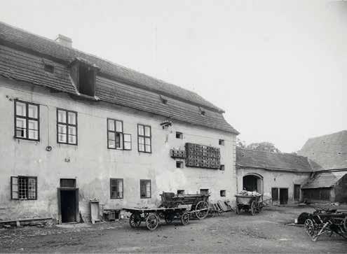 století začíná být prosperující objekt označován jako dvůr, který i s pozemky v roce 1699 kupuje první šlechtic