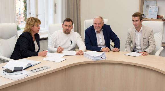 propojila se slavnou značkou. To zde byl otevřen první flag store společnosti. Tedy moderní průřezová prodejna školních, kancelářských, kreativních a uměleckých potřeb.