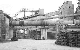 Využívání alternativních paliv v cementárnách a vápenkách Využívání alternativních nebo náhradních paliv a odpadů v cementářských pecích se datuje do první poloviny 80. let 20.
