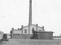 Historický vývoj a statistika energetického využívání odpadů Spalovny tuhého komunálního odpadu (ZEVO) První spalovna odpadu s využitím energie byla na území České republiky vybudována v letech 1904
