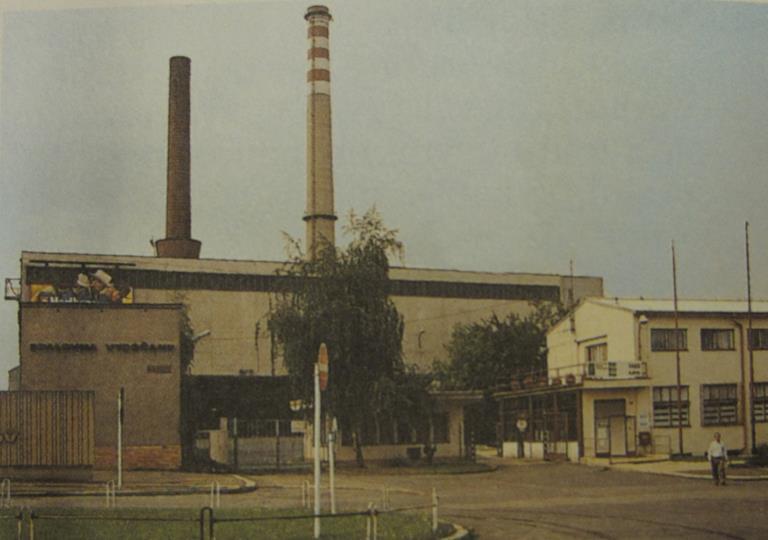 Na konci 80. let 20. století, po modernizaci spalovny, tak byly v závodě instalovány čtyři práškové granulační vysokotlaké kotle s předkomorou pro spalování odpadků. Pátý kotel byl mazutový.
