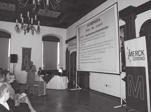V hotelu Růže účastníci kongresu hojně využívali také improvizovaný sál na krytém nádvoří, kde mohli sledovat přenos z konferenčního sálu.