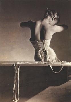 Horst, Mainbocher Corset, Paříž Snímek dodnes představuje krásu, souměrnost, napětí,
