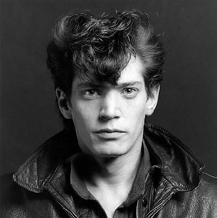 Dekadence a nové tendence Robert Mapplethorpe (1946 1989) Robert Mapplethorpe (1946 1989) Rozruch vzbuzoval především svými akty, v
