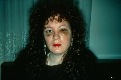 Dekadence a nové tendence Nan Goldin (1953) Nan Goldin (1953) Fotografická řeč Nan Goldinové je jasná, jednoznačná.