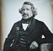Vynálezy, které umožnily vznik a vývoj fotografie Dagerrotypie Francouz Louis Jacques Mandé Daguerre a Francouz Josef Nicéphore Niepce uzavírají v roce 1829 smlouvu o spolupráci na vynálezu