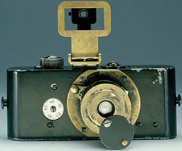Fotoaparát byl představen až v roce 1925 na jarním Lipském veletrhu a poté uveden na trh pod vedením šéfa firmy optika Ernsta Leitze. Obr.