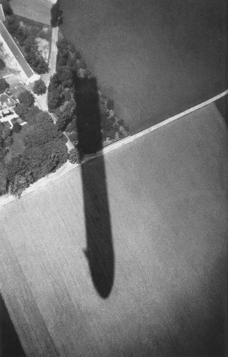 Vznik fotografie Další významné fotografické procesy a přístroje Obr. 25 Zeppelin, autor Barnack. Fotografováno Leicou na kinofilm.