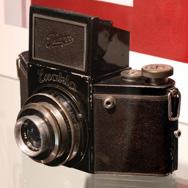 První Rolleiflex byl představen v roce 1929 a byl prvním středním formátem v kategorii roll-film fotoaparátů Obr.