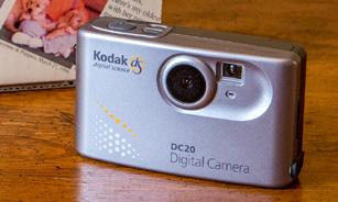 Vznik fotografie Digitální fotografie Digitální fotoaparát Převratným objevem ve fotografování byl vynález tzv. bezfilmového fotoaparátu. Dnes bychom řekli digitálního fotoaparátu.