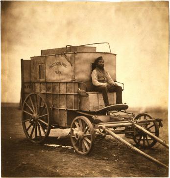 Historie žurnalistiky Roger Fenton (1819 1869) Obr. 34 Vagón Rogera Fentona.
