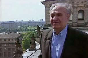 Etika a právo Jevgenij Chalděj (1917 1997) Jevgenij Chalděj (1917 1997) Byl sovětský fotograf, známý svou fotografií ruského vojáka, který umísťuje rudou vlajku na střechu budovy Říšského