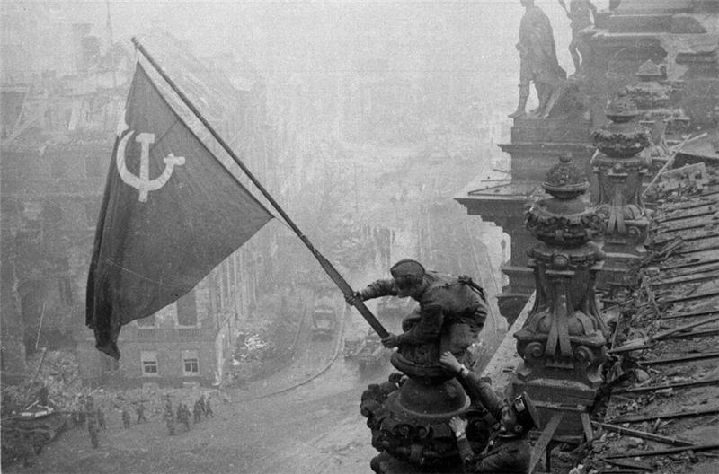 40 hodin, tedy v době, kdy na reportážní fotografování byla již tma, proto Chalděj druhý den naaranžoval jiného vojáka. Obr. 80 Jevgenij Chalděj Obr.