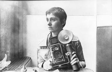 Humanistická fotografie Diane Arbusová (1923 1971) Diane Arbusová (1923 1971) Fotografie musí být vždy o něčem. A to o čem je, musí být vždy významnější a komplikovanější než samotná fotografie.