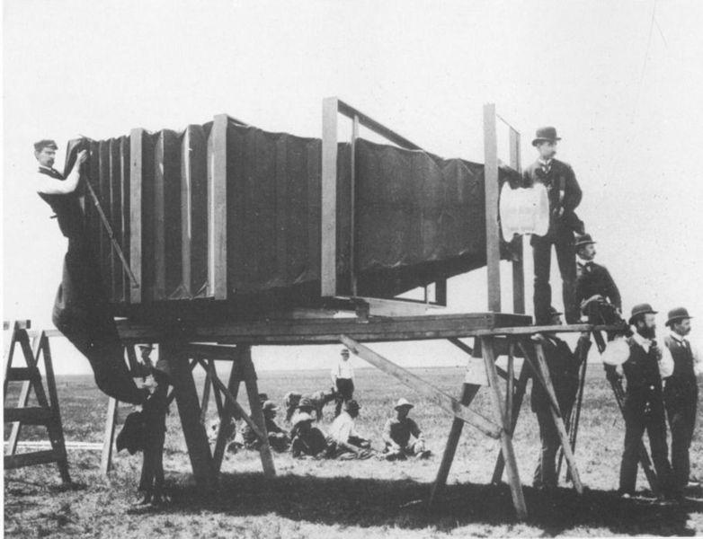 Úvod Kniha 1 Úvod Vynález fotografie ve třicátých letech devatenáctého století přinesl nový způsob zobrazování skutečnosti, který byl přesnější, rychlejší, levnější a později i snadno rozmnožitelný