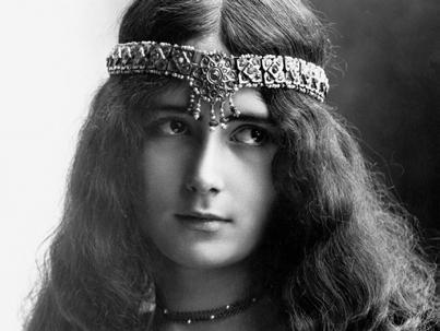111 Půvabná francouzská herečka Sarah Bernhardt
