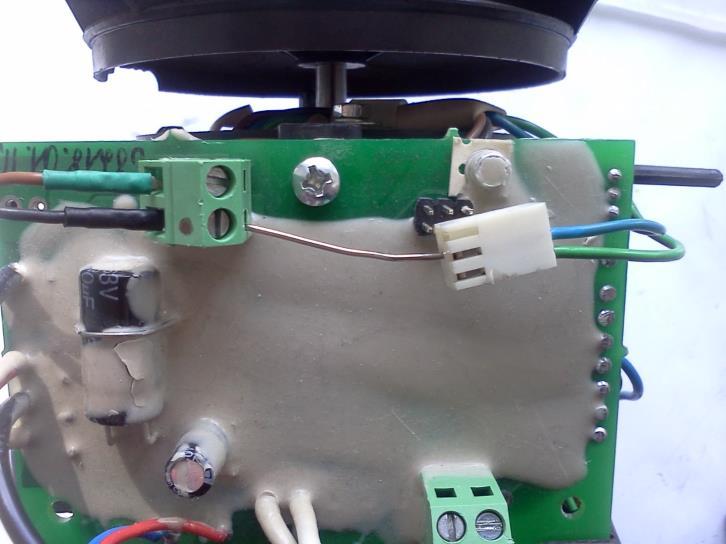Obr.12 - Připojení řídicího signálu motoru (PWM) pro testování Pokud elektromotor nebo oběžné kolo selže (oběžné kolo se dotýká šneka), musí být kompresor kompletně vyměněn.