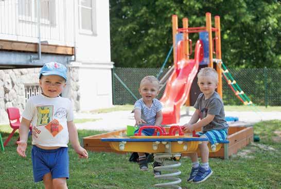 Zdravotníci mohou do práce s dětmi. Postarají se o ně chůvy Do areálu Klatovské nemocnice míří od května pravidelně kromě zdravotníků a pacientů i několik čiperných a zdravých dětí.