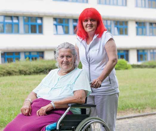 NAŠI LIDÉ Vrchní sestra: Chybí mi tu jen písek a moře Vrchní sestra oddělení následné a dlouhodobé péče Ivana Kalčíková pracuje v Domažlické nemocnici už 32 let.