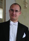 Tomáš Židek Je absolventem dirigování na Konzervatoři Pardubice a HAMU Praha. V současnosti pravidelně spolupracuje jako dirigent s Komorní filharmonií Pardubice a Filharmonií Hradec Králové.